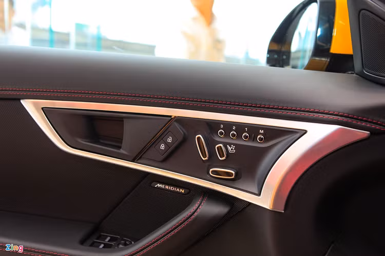 Xe có 3 tùy chọn động cơ, gồm động cơ 2.0L 4 xy-lanh tăng áp (296 mã lực), động cơ siêu nạp V6 3.0L (375 mã lực) và động cơ siêu nạp V8 5.0L (567 mã lực), đi kèm hộp số tự động 8 cấp và hệ dẫn động cầu sau hoặc 4 bánh. 