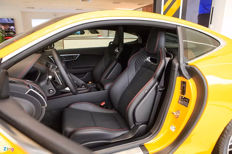 Jaguar F-Type 2021 được trang bị bảng đồng hồ kỹ thuật số toàn bộ. Màn hình trung tâm có kích cỡ 10 inch, sử dụng hệ thống Touch Pro tương tự nhiều mẫu xe Jaguar và Land Rover. 