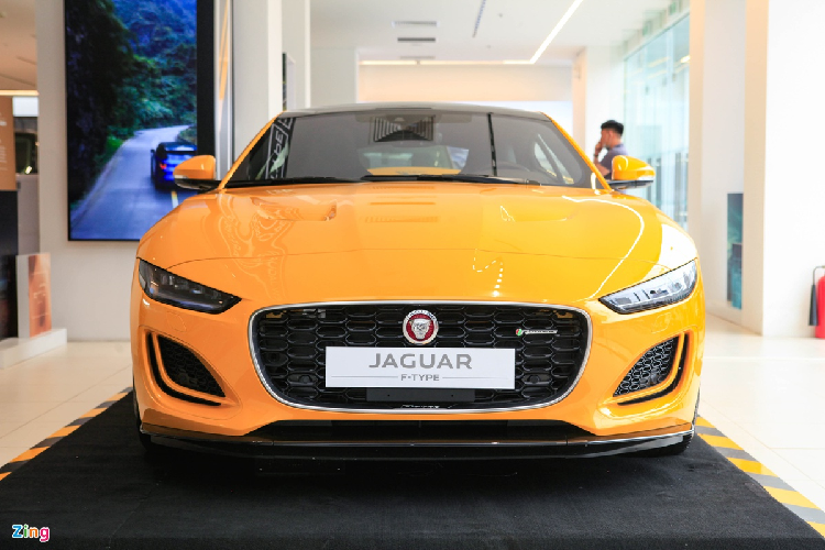 Jaguar F-Type 2021 mới là bản nâng cấp giữa vòng đời của thế hệ F-Type đầu tiên. So với đời cũ, thay đổi về ngoại hình của F-Type 2021 đến từ cụm đèn pha được làm mảnh, mở rộng theo phương ngang. Đồng thời, cản trước/sau cũng được tái thiết kế.