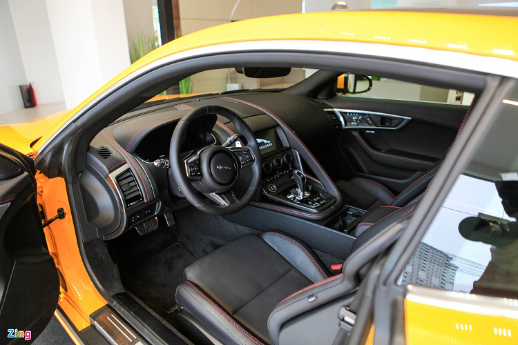 Xe được trang bị ghế thể thao, chỉnh điện đa hướng, tích hợp nhớ vị trí.