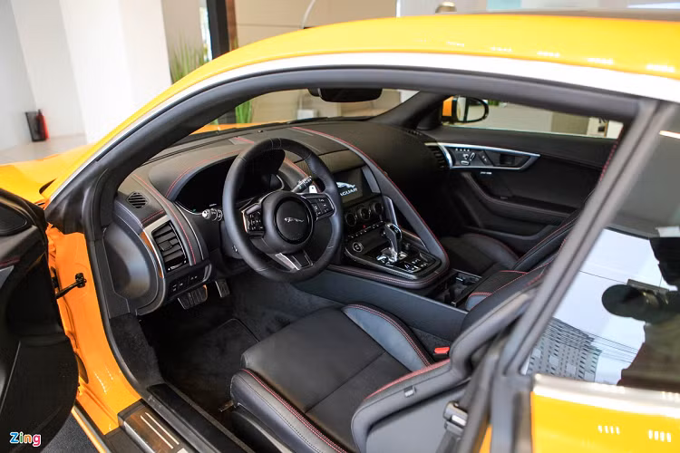 Xe được trang bị ghế thể thao, chỉnh điện đa hướng, tích hợp nhớ vị trí.