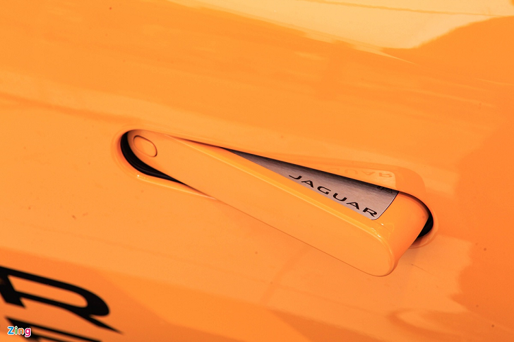 Tổng thể thiết kế nội thất của Jaguar F-Type 2021 không khác biệt nhiều đời cũ. Xe vẫn có táp-lô tạo hình bất đối xứng, hướng về người lái, với tay nắm ở khu vực bảng điều khiển trung tâm chia tách ghế phụ và ghế lái.