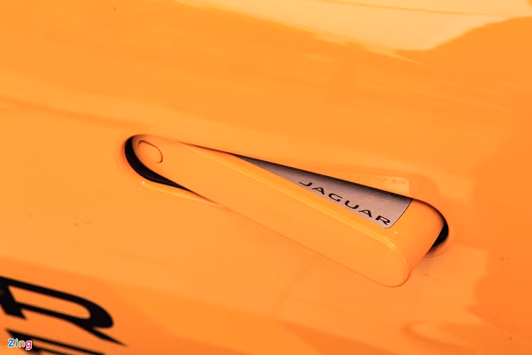 Tổng thể thiết kế nội thất của Jaguar F-Type 2021 không khác biệt nhiều đời cũ. Xe vẫn có táp-lô tạo hình bất đối xứng, hướng về người lái, với tay nắm ở khu vực bảng điều khiển trung tâm chia tách ghế phụ và ghế lái.