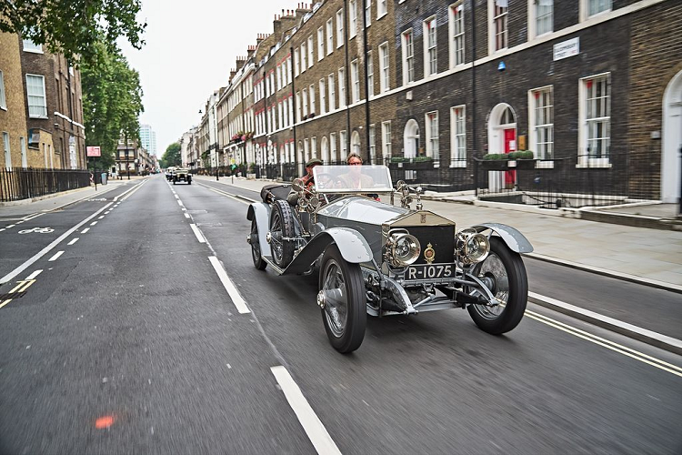 Đoàn xe với chiếc Rolls-Royce Silver Ghost huyền thoại xuất phát từ Câu lạc bộ Ô tô Hoàng gia trên phố Pall Mall, chuyến đi dài hai ngày được thực hiện dọc theo Đường Great North, với lộ trình gần nhất có thể với tuyến đường ban đầu. Chuyến đi kết thúc bằng lễ kỷ niệm tại Rolls-Royce Motor Cars Edinburgh.