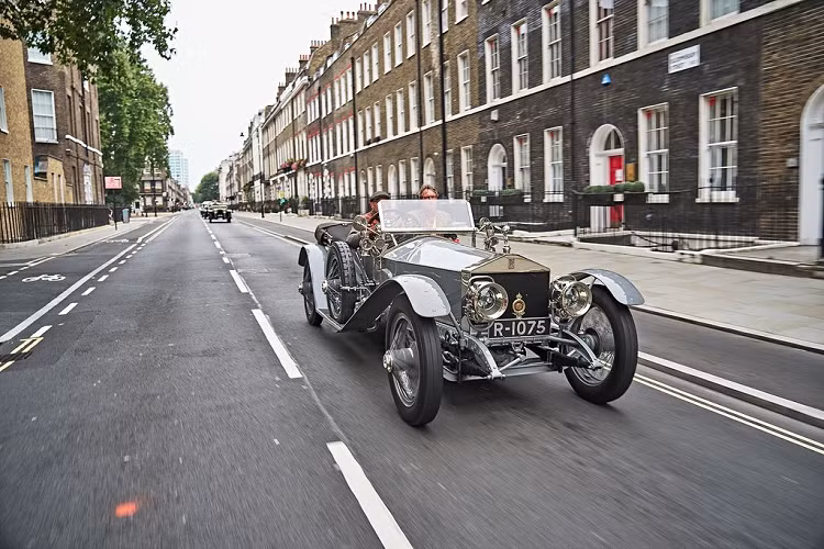 Đoàn xe với chiếc Rolls-Royce Silver Ghost huyền thoại xuất phát từ Câu lạc bộ Ô tô Hoàng gia trên phố Pall Mall, chuyến đi dài hai ngày được thực hiện dọc theo Đường Great North, với lộ trình gần nhất có thể với tuyến đường ban đầu. Chuyến đi kết thúc bằng lễ kỷ niệm tại Rolls-Royce Motor Cars Edinburgh.