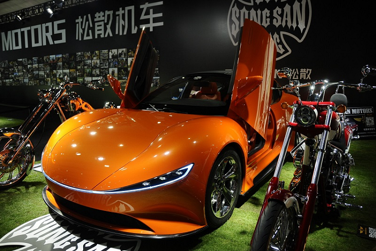 Songsan Motors là thương hiệu được biết đến với các sản phẩm lấy cảm hứng từ những chiếc xe mang tính biểu tượng như Corvette C1 hay Volkswagen Bus. Tuy nhiên, với SS GT của Songsan lại có cách tiếp cận hoàn toàn khác. SS GT trông hiện đại hơn nhiều với những đường nét uốn cong mềm mại ở thân xe, vòm bánh mở rộng, đèn LED kéo dài hết bề mặt khu vực đầu và đuôi xe.