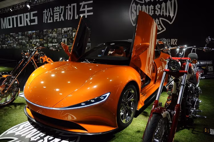 Songsan Motors là thương hiệu được biết đến với các sản phẩm lấy cảm hứng từ những chiếc xe mang tính biểu tượng như Corvette C1 hay Volkswagen Bus. Tuy nhiên, với SS GT của Songsan lại có cách tiếp cận hoàn toàn khác. SS GT trông hiện đại hơn nhiều với những đường nét uốn cong mềm mại ở thân xe, vòm bánh mở rộng, đèn LED kéo dài hết bề mặt khu vực đầu và đuôi xe.