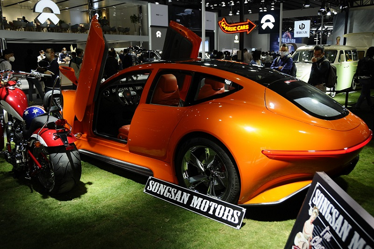 Thiết kế phần đuôi Songsan Motors SS GT 2022 mới gợi nhớ đến Mercedes-AMG Vision Gran Turismo, trong khi bộ cửa cắt kéo lại khiến chúng ta liên tưởng tới Lamborghini.