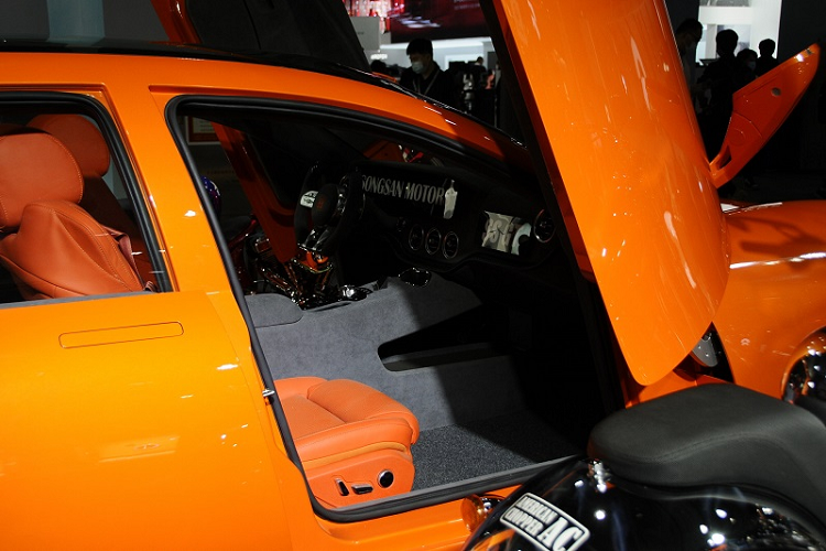 Giống như các mẫu xe khác trong dòng sản phẩm của Songsan, SS GT được phát triển trên nền tảng BYD với thiết lập mô-tơ điện kép cho ra công suất tối đa 516 mã lực và momen xoắn cực đại 700 Nm.