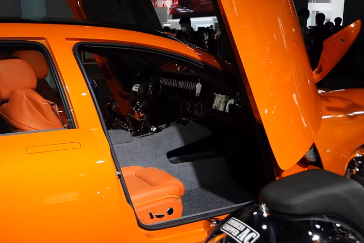 Giống như các mẫu xe khác trong dòng sản phẩm của Songsan, SS GT được phát triển trên nền tảng BYD với thiết lập mô-tơ điện kép cho ra công suất tối đa 516 mã lực và momen xoắn cực đại 700 Nm.