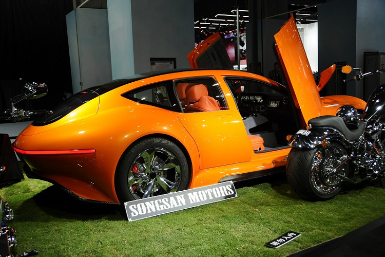 Sức mạnh này cho phép chiếc xe tăng tốc từ 0 - 100 km/h trong 3,8 giây. Songsan Motors cho biết, với bộ pin 100 kWh, SS GT cung cấp phạm vi hoạt động tối đa lên đến 800 km. 