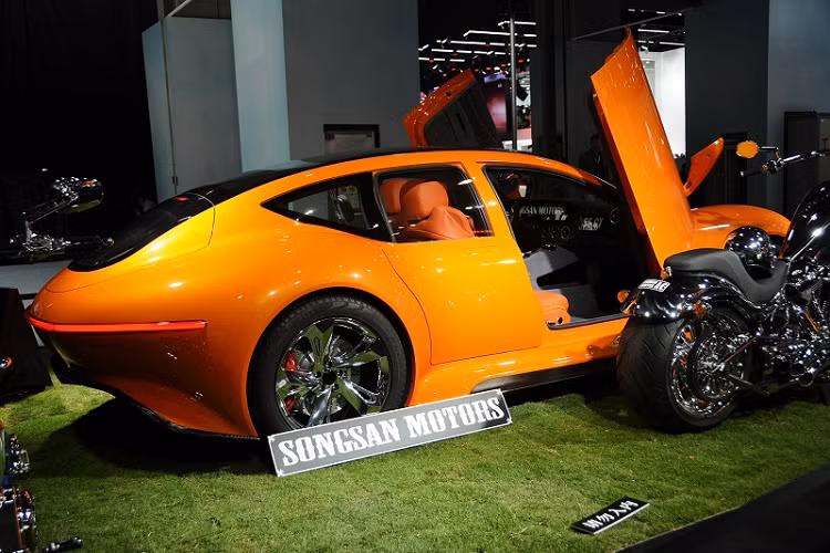 Sức mạnh này cho phép chiếc xe tăng tốc từ 0 - 100 km/h trong 3,8 giây. Songsan Motors cho biết, với bộ pin 100 kWh, SS GT cung cấp phạm vi hoạt động tối đa lên đến 800 km. 