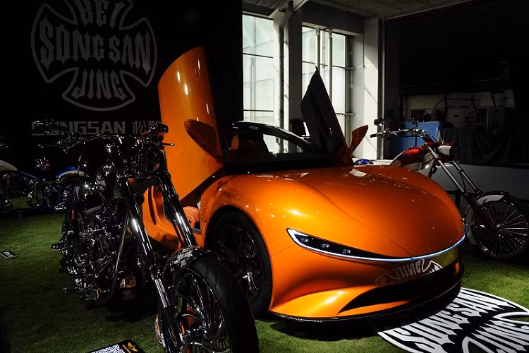 Bản concept SS GT được trưng bày tại Triển lãm Ô tô Quảng Châu 2021 có dàn áo màu cam với nóc xe sơn đen, bộ mâm 5 chấu mạ chrome và kẹp phanh đỏ nhấn mạnh tính thể thao.