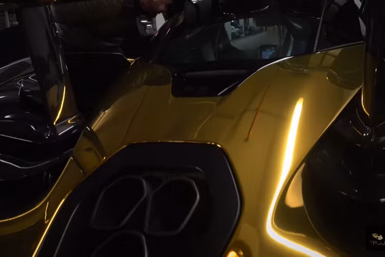 Đáng buồn thay, những con phố chật ních của Luân Đôn khiến chiếc McLaren vàng bóng không thể đạt được tốc độ cao, nhưng ít nhất thì chúng ta cũng được nghe tiếng ống xả nổ lốp bốp và vang vọng uy lực qua các con phố tĩnh lặng.