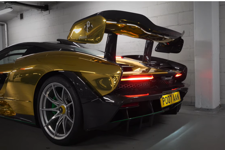 Video cũng mang đến cái nhìn thoáng qua về nội thất của chiếc xe, dù cho nó trông không được điên rồ như ngoại thất bọc crôm vàng.