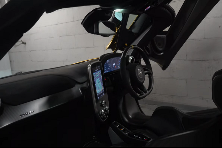 Dưới nắp capô xe là động cơ tăng áp kép V8 dung tích 4.0 lít, sản sinh công suất 789 mã lực và 800 Nm mô-men xoắn cực đại. Đó là động cơ tương tự như của mẫu 720S, tuy nhiên McLaren đã tinh chỉnh nó để tạo ra nhiều công suất hơn trong chiếc Senna nhẹ hơn 85 kg.