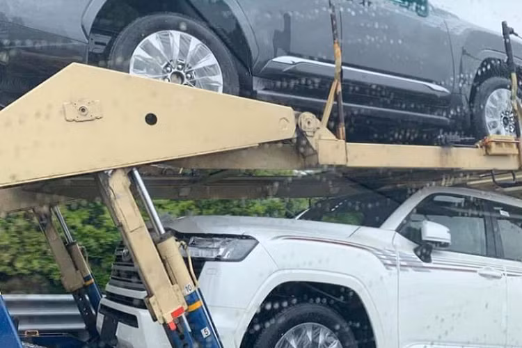 Xe sẽ chuyển sang động cơ tăng áp kép V6 3.5L thay vì máy V8 như trước, đi kèm là hộp số tự động 10 cấp cải tiến. 