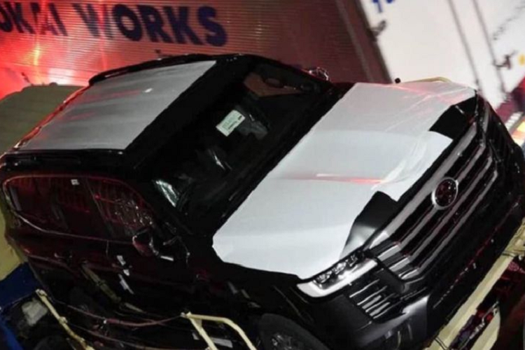 Những thay đổi lớn tiếp tục được thể hiện ở nội thất xe. Theo hình ảnh rò rỉ trước đó, dường như xe sẽ được trang bị vô-lăng dạng 4 chấu quen thuộc, phía sau là cụm đồng hồ công-tơ-mét dạng Analog kết hợp một màn hình thông tin cỡ lớn, khu vực điều khiển trung tâm được chia tầng với đầy đủ các phím chức năng phục vụ cho việc off-road. 