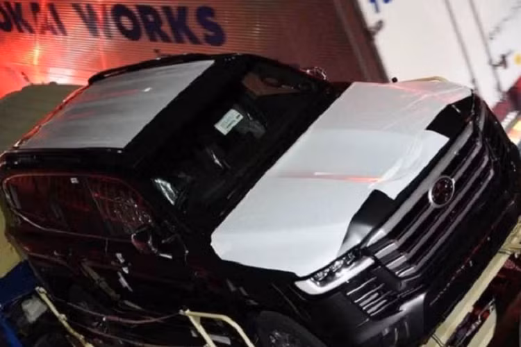 Những thay đổi lớn tiếp tục được thể hiện ở nội thất xe. Theo hình ảnh rò rỉ trước đó, dường như xe sẽ được trang bị vô-lăng dạng 4 chấu quen thuộc, phía sau là cụm đồng hồ công-tơ-mét dạng Analog kết hợp một màn hình thông tin cỡ lớn, khu vực điều khiển trung tâm được chia tầng với đầy đủ các phím chức năng phục vụ cho việc off-road. 