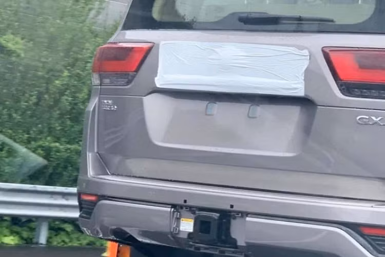 Theo chia sẻ của một số tư vấn bán hàng, Toyota Land Cruiser 2022 chính hãng sắp về Việt Nam sẽ có nhiều "option" đáng mong đợi như màn trung tâm 12.3 inch, hệ thống âm thanh JBL 14 loa, màn hình HUD, kính cách âm 2 lớp, hệ thống chống ồn chủ động và cảnh báo điểm mù. 