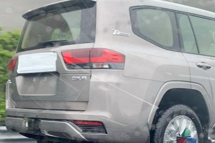 Bên cạnh đó, thiết kế đèn chiếu sáng của Toyota Land Cruiser thế hệ mới dường như đã được vát mỏng hơn so với trước và thiết kế khu vực đuôi xe tạo khối vuông rõ rệt, mang tới cái nhìn mới lạ hơn hẳn. 