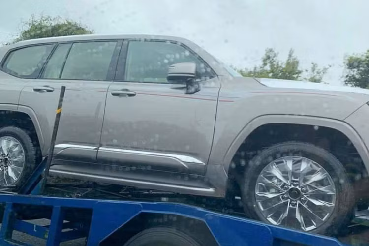 Dù thế hệ mới của Toyota Land Cruiser 2022 chưa được trình làng chính thức nhưng một số đại lý tại Việt nam đã nhận cọc đối với mẫu SUV cỡ lớn hầm hố này, cụ thể là phiên bản 300 Series hoàn toàn mới. Thời gian giao xe dự kiến cho khách là vào cuối năm nay với số lượng khá hạn chế cho đợt đầu. 