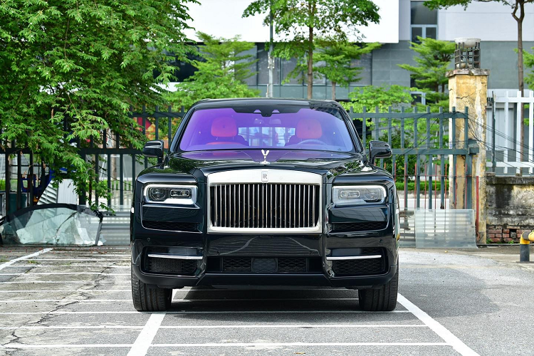 Phân khúc SUV siêu sang hiện đang là cuộc tranh tài giữa Rolls-Royce Cullinan, Mercedes-Maybach GLS 600 4Matic và Bentley Bentayga. Tuy nhiên, ở phân khúc cũng như giá bán, Rolls-Royce Cullinan siêu sang lại trên đối thủ 1 bậc và luôn là hàng tuyển để các đại gia lắm tiền tậu về sở hữu.