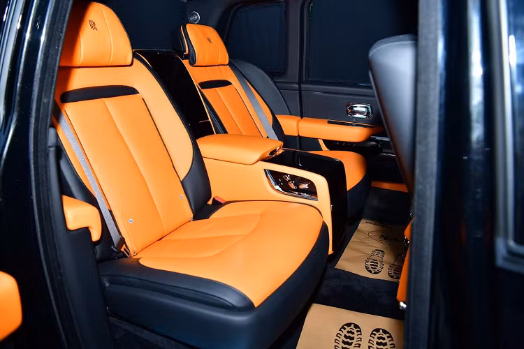 Nằm bên dưới nắp capô của chiếc SUV siêu sang Rolls-Royce Cullinan có nội thất tông màu cam Hermes là khối động cơ V12, tăng áp kép, dung tích 6.75 lít, sản sinh ra công suất tối đa 563 mã lực và mô-men xoắn cực đại 850 Nm.