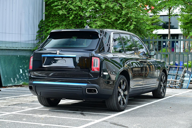 Nhìn bên ngoài, chiếc SUV siêu sang Rolls-Royce Cullinan này có màu sơn quen thuộc là đen bóng, đây cũng là bộ áo đặc trưng của các xe Rolls-Royce Cullinan đang lăn bánh tại dải đất hình chữ S. Điểm nhấn của xe còn có bộ mâm 7 chấu đơn sơn màu tối với cách xử lý màu xước khá lạ mắt. Ngoài ra còn có đường kẻ coachline chạy dài bên hông xe hoàn thành màu cam nổi bật.