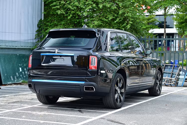 Nhìn bên ngoài, chiếc SUV siêu sang Rolls-Royce Cullinan này có màu sơn quen thuộc là đen bóng, đây cũng là bộ áo đặc trưng của các xe Rolls-Royce Cullinan đang lăn bánh tại dải đất hình chữ S. Điểm nhấn của xe còn có bộ mâm 7 chấu đơn sơn màu tối với cách xử lý màu xước khá lạ mắt. Ngoài ra còn có đường kẻ coachline chạy dài bên hông xe hoàn thành màu cam nổi bật.