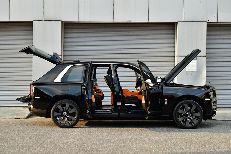 Mở cửa bước vào trong khoang lái, nội thất chiếc SUV siêu sang Rolls-Royce Cullinan gây choáng ngợp trước tông màu cam sặc sỡ. Bên cạnh đó, còn có nhiều chi tiết sơn đen hay ốp gỗ cao cấp.