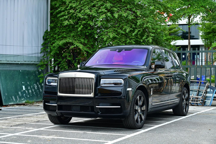 Cũng chính vì lẽ đó mà đã có hơn 60 chiếc SUV siêu sang Rolls-Royce Cullinan được các công ty nhập khẩu tư nhân mang về dải đất hình chữ S để phục vụ các đại gia Việt. Trong số này, có khá hiếm xe mang nội thất màu cam theo phong cách Hermes.