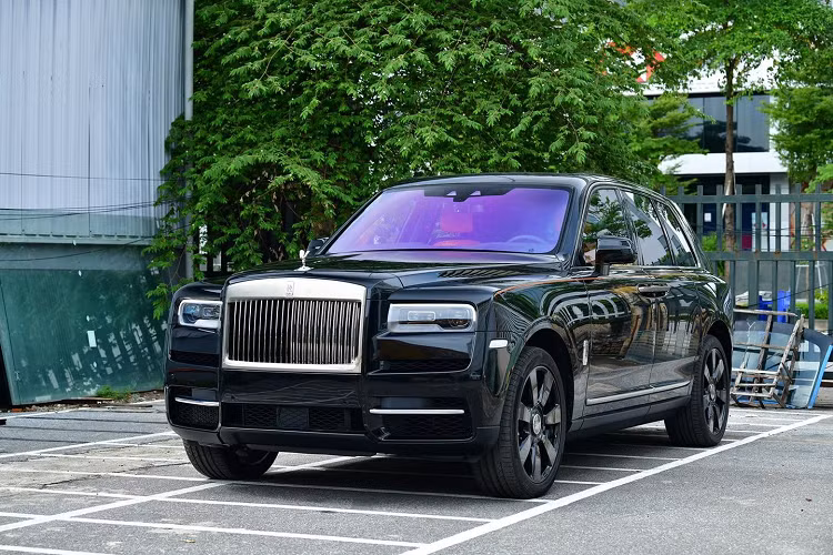 Cũng chính vì lẽ đó mà đã có hơn 60 chiếc SUV siêu sang Rolls-Royce Cullinan được các công ty nhập khẩu tư nhân mang về dải đất hình chữ S để phục vụ các đại gia Việt. Trong số này, có khá hiếm xe mang nội thất màu cam theo phong cách Hermes.