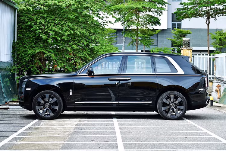 Mới đây nhất, một công ty nhập khẩu tư nhân Hà Nội đã khui công chiếc xe Rolls-Royce Cullinan có nội thất Hermes đẹp mắt đã thu hút sự quan tâm của cộng đồng mạng.