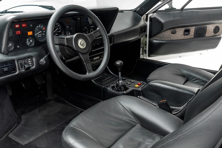 Khoang lái của xe vẫn còn khá nguyên vẹn. Các chi tiết nội thất như vô-lăng, cần số, bảng đồng hồ hay ghế da vẫn ở hiện trạng tốt, ít bị hư hại sau khoảng 40 năm.