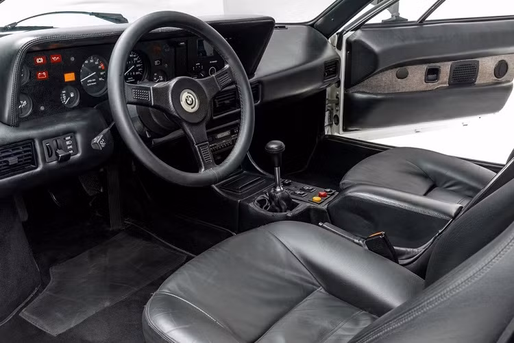 Khoang lái của xe vẫn còn khá nguyên vẹn. Các chi tiết nội thất như vô-lăng, cần số, bảng đồng hồ hay ghế da vẫn ở hiện trạng tốt, ít bị hư hại sau khoảng 40 năm.