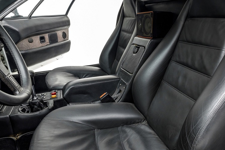 Bổ sung duy nhất là một cụm loa để phục vụ cho việc nghe nhạc, giải trí.