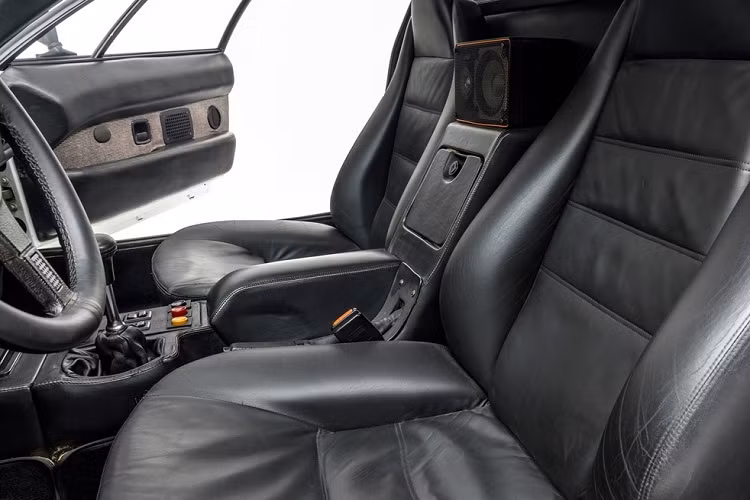 Bổ sung duy nhất là một cụm loa để phục vụ cho việc nghe nhạc, giải trí.