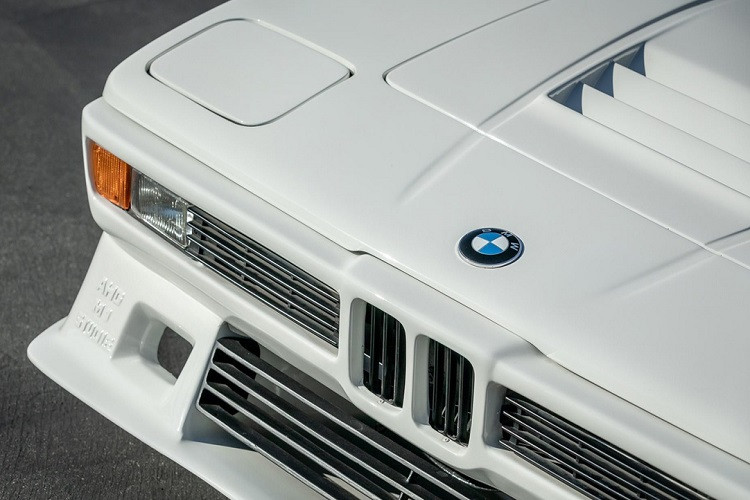 Với gói nâng cấp từ BMW AHG, chiếc M1 có ngoại thất được sơn trắng và trang trí với 3 dải màu lấy cảm hứng từ logo M Performance. Đi cùng với đó là bộ bodykit giúp cải thiện tính khí động học của xe, bao gồm cánh hướng gió phía trước và đuôi gió phía sau. Bộ mâm cũng được thay thế bằng loại ghép 3 phần của hãng BBS.