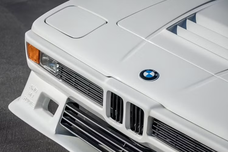 Với gói nâng cấp từ BMW AHG, chiếc M1 có ngoại thất được sơn trắng và trang trí với 3 dải màu lấy cảm hứng từ logo M Performance. Đi cùng với đó là bộ bodykit giúp cải thiện tính khí động học của xe, bao gồm cánh hướng gió phía trước và đuôi gió phía sau. Bộ mâm cũng được thay thế bằng loại ghép 3 phần của hãng BBS.