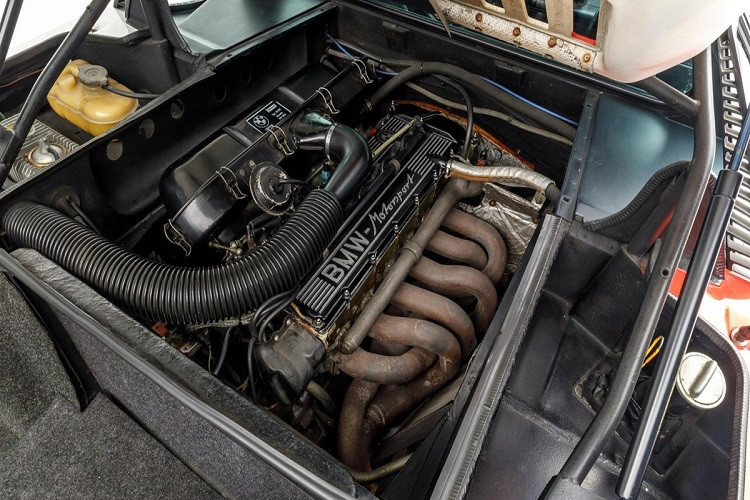 M1 là mẫu xe thương mại đầu tiên của BMW có cấu hình động cơ đặt giữa (mid-engine). Động cơ I6 3.5L được BMW AHG tinh chỉnh cho công suất tối đa khoảng 350 mã lực, nhiều hơn 75 mã lực so với thông số nguyên bản. Xe sử dụng hộp số sàn 5 cấp và hệ dẫn động cầu sau.