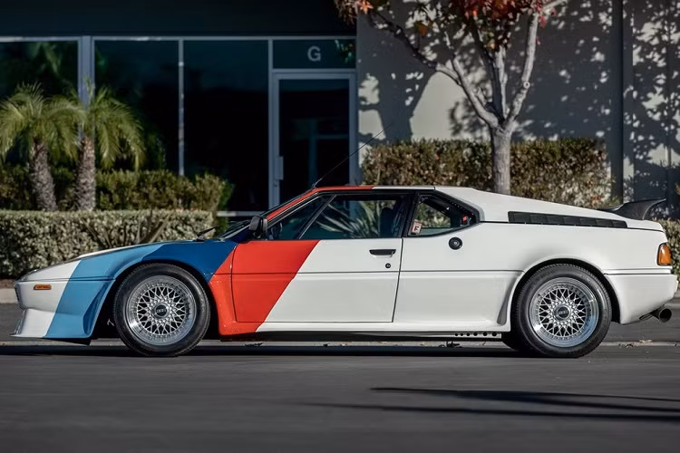 M1 được phát triển bởi bộ phận xe đua thể thao của BMW và có thiết kế lấy cảm hứng từ mẫu concept BMW Turbo 1972.