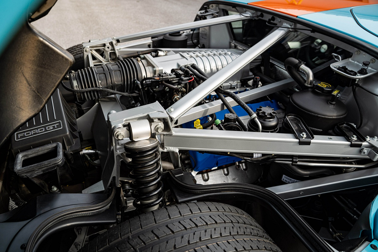 Đằng sau sức mạnh của Ford GT là khối động cơ V8 siêu nạp dung tích 5.4L đặt giữa kết hợp cùng hệ thống cacte khô. Công suất cực đại mà khối động cơ sản sinh đạt mức 558 mã lực và mô men xoắn tối đa 678 Nm.