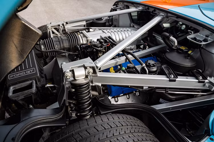Đằng sau sức mạnh của Ford GT là khối động cơ V8 siêu nạp dung tích 5.4L đặt giữa kết hợp cùng hệ thống cacte khô. Công suất cực đại mà khối động cơ sản sinh đạt mức 558 mã lực và mô men xoắn tối đa 678 Nm.