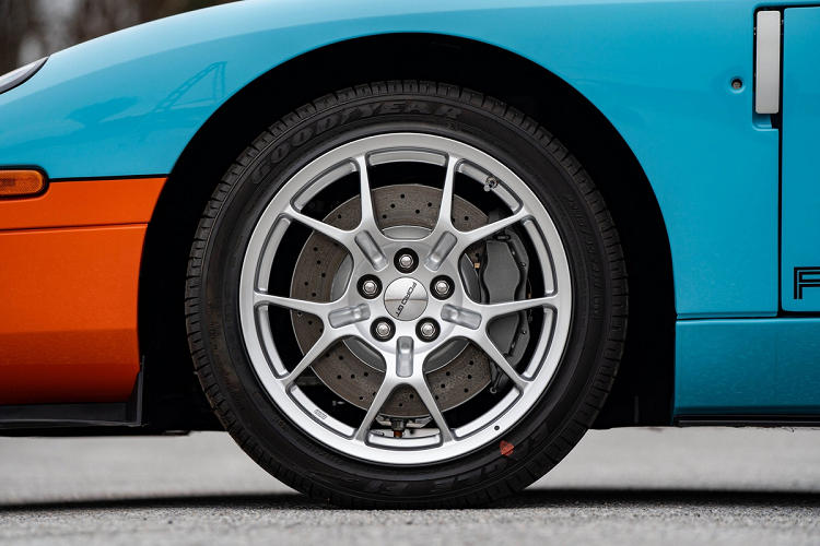 Ford chỉ sản xuất riêng cho thị trường Canada đúng 50 chiếc phiên bản Heritage Edition, với thiết kế kẹp phanh 4 piston màu xám nòng súng của Brembo cùng bộ mâm đúc thể thao do hãng BBS chế tác. Đặc biệt, odo của xe chỉ dừng ở mức 4 km. Và do đó đây là chiếc Ford GT "keng" nhất có mặt trên thị trường chuyển nhượng siêu xe.