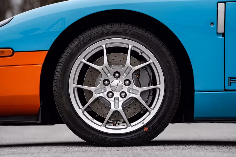 Ford chỉ sản xuất riêng cho thị trường Canada đúng 50 chiếc phiên bản Heritage Edition, với thiết kế kẹp phanh 4 piston màu xám nòng súng của Brembo cùng bộ mâm đúc thể thao do hãng BBS chế tác. Đặc biệt, odo của xe chỉ dừng ở mức 4 km. Và do đó đây là chiếc Ford GT "keng" nhất có mặt trên thị trường chuyển nhượng siêu xe.