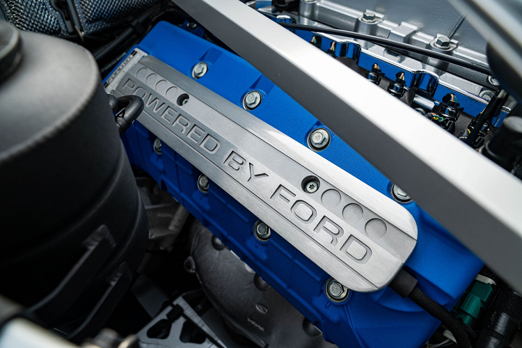 Ford cũng trang bị hộp số sàn 6 cấp do Ricardo chế tác với cơ chế vi sai chống trượt. Với các trang bị trên, Ford GT có khả năng tăng tốc từ 0 lên 100 km/h chỉ trong khoảng 3,3 giây, trước khi đạt vận tốc tối đa 330 km/h.