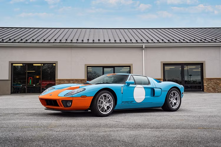 Với thiết kế được lấy cảm hứng từ mẫu xe đua GT40 của những năm 60, Ford GT thế hệ đầu tiên được ra mắt vào năm 2004. Tuy nhiên, dòng xe thể thao này chỉ được sản xuất trong 3 năm, từ 2004 đến 2006, với tổng số xe được giao tới khách hàng là 4.038 chiếc.