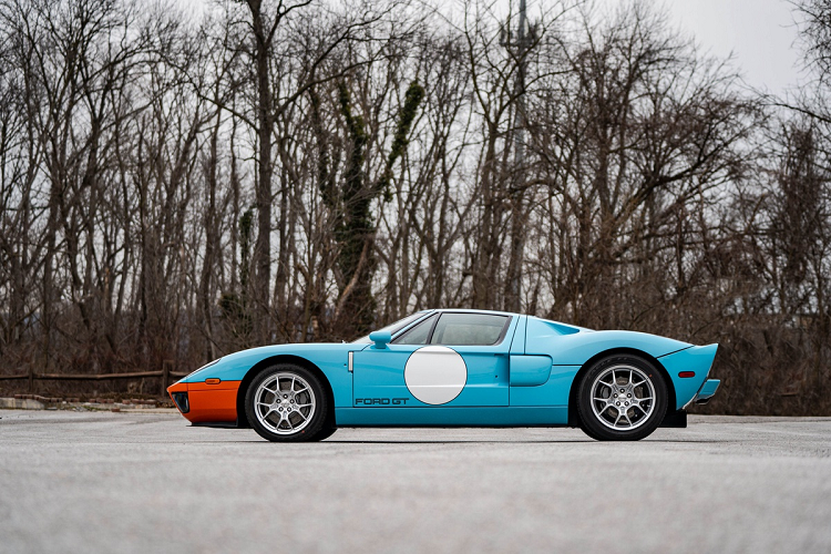 Hiện nay, Ford GT đã bước sang thế hệ thứ 2, vốn ra mắt từ năm 2017. Xe sở hữu động cơ V6 twin turbo dung tích 3.5L cùng hộp số 7 cấp ly hợp kép do Getrag sản xuất. Mẫu xe này có công suất lên đến 669 mã lực cùng mô men xoắn 746 Nm. Tương tự với thế hệ đầu tiên, Ford GT mới cũng có phiên bản Heritage Edition với mức giá cao hơn rất nhiều so với phiên bản tiêu chuẩn.