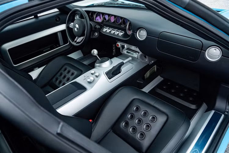 Thậm chí, đơn vị đấu giá còn cho biết xe vẫn còn giữ nguyên lớp dán bảo vệ bề mặt ghế lái, vô lăng và bệ cửa… Một điểm khá thú vị trên chiếc Ford GT dành riêng cho thị trường Canada là xe không được trang bị đầu CD của McIntosh như trên các phiên bản sản xuất cho thị trường Mỹ.